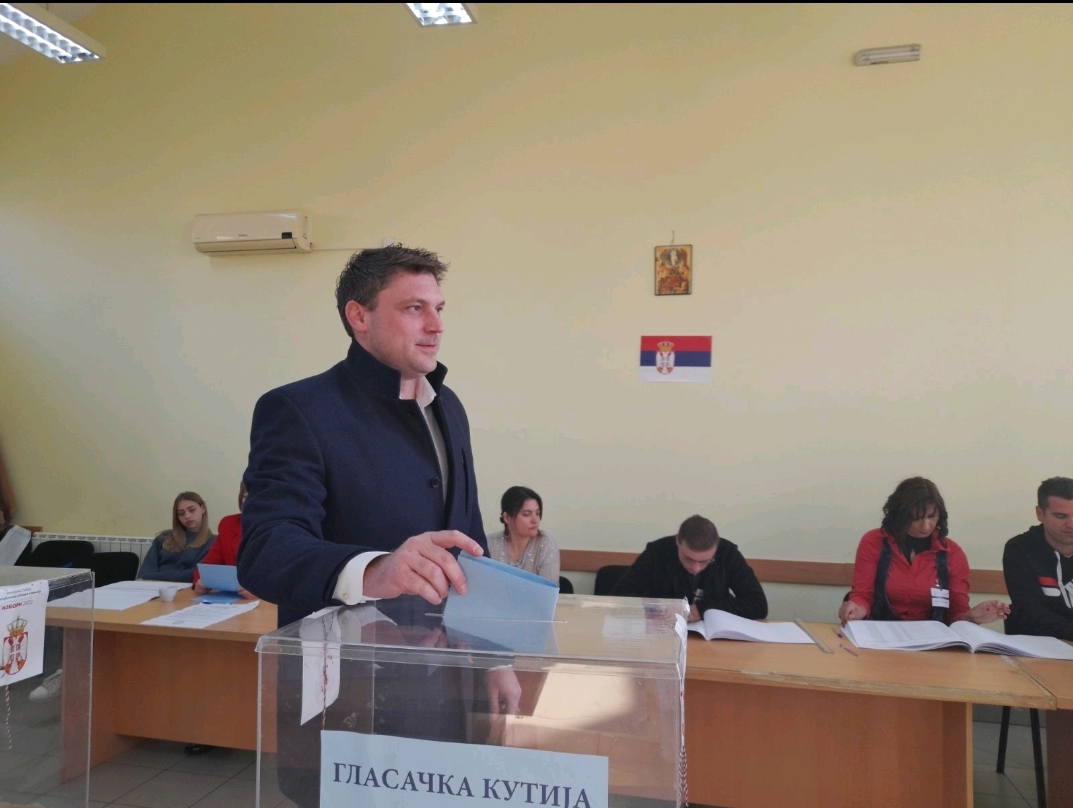 Otvorena sva biračka mesta u Pančevu, glasao Stevanović